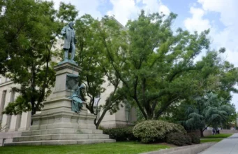 Памятник Конфедерации, свергнутый в 2020 году, восстановлен в Вашингтоне