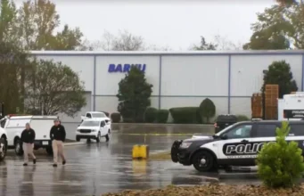 Два человека застрелены на заводе пластмассовых изделий в Теннесси бывшим сотрудником