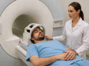 Насколько безопасна процедура МРТ гипофиза для пациента Пациент проходит МРТ гипофиза, лежа в аппарате под наблюдением врача в медицинском центре